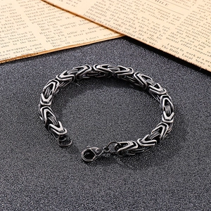 Dettaglio di un bracciale da uomo a catena imperiale in acciaio inossidabile con chiusura a moschettone