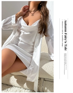Détail d'un ensemble pyjama en satin blanc deux pièces avec une texture douce et soyeuse