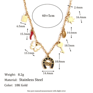 Collar de acero inoxidable chapado en oro de 18K con varios dijes de mariposa y herradura de suerte