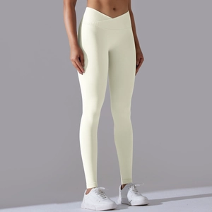 Dettaglio della vita alta a incrocio a V senza cuciture sui leggings da yoga crema