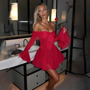 Détail d'une robe mini rouge à épaules dénudées avec nœud et manches évasées