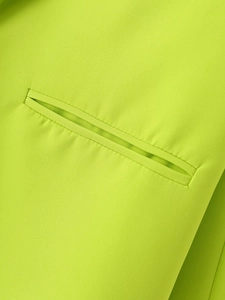 Détail de la poche passepoilée et des coutures sur un tissu de blazer vert fluo