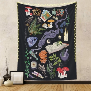 Détail d'une tapisserie de tarot soleil bohème avec champignons et motifs occultes
