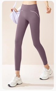 Dettaglio dei pantaloni da yoga viola a vita alta con profili bianchi ed elevata elasticità