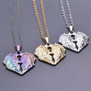 Détails de pendentifs en forme de cœur avec gravures florales en finitions or, argent et colorées