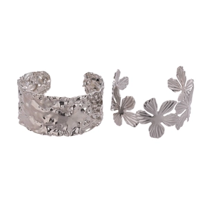 Set di bracciali rigidi argento con texture stropicciata e design floreale traforato