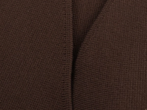 Dettaglio della trama in maglia marrone scuro e della trama a coste orizzontali del maglione