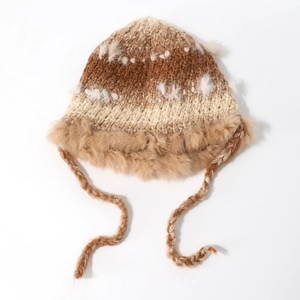 Détail d'un bonnet en maille avec protège-oreilles, bordure en fausse fourrure et tresses