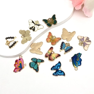 Detailansicht bunter Emaille-Schmetterlingsanhänger aus Legierung für DIY-Schmuck