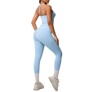 Ensemble de yoga deux pièces bleu clair avec haut à fines bretelles et legging à poches