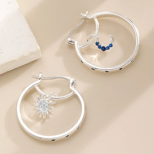 Boucles d'oreilles créoles soleil et lune en argent avec pierres bleues et zircons