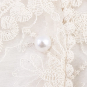 Elegante completo due pezzi in pizzo bianco con ricami floreali e bottoni di perle