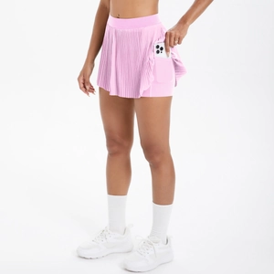 Détail de la jupe de sport plissée rose avec short intérieur et poche pour téléphone