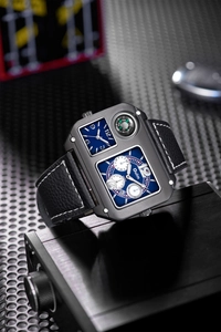 Dettagli orologio Oulm con cassa nera opaca, quadrante blu e bussola integrata