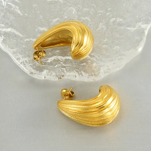 Retro hollow ribbed C-shape stainless steel earrings in shiny gold for women