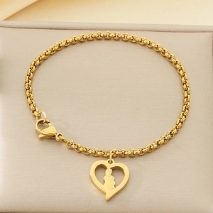 Détail du bracelet cœur doré avec silhouette mère et enfant et fermoir mousqueton robuste