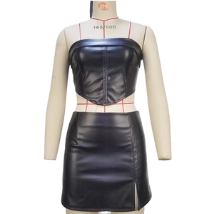 Zweiteiliges Set aus schwarzem Kunstleder für Damen mit Tube-Corset-Top und Minirock