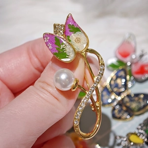 Détail de la broche tulipe avec de vraies fleurs séchées mauves et détails en perles