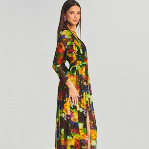 Chic two-piece floral maxi dress with long sleeves and side slit in a stylish print