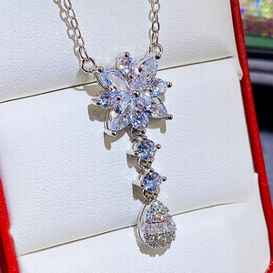 Dettaglio di parure collana argento con fiori di zircone scintillanti in astuccio regalo