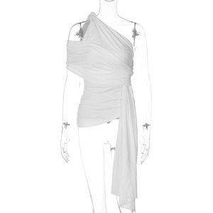 Détail d'un top blanc à une épaule avec plis élégants et design asymétrique fluide