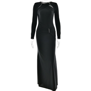 Elegante abito lungo nero a maniche lunghe con strass in vita e dettagli drappeggiati
