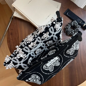 Pochettes élégantes en toile noire avec broderie florale blanche et fermeture éclair