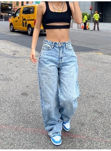 Vue street style d'un jean femme taille haute délavé bleu clair à jambes larges en ville