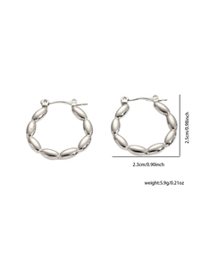 Dettaglio delle dimensioni degli orecchini a cerchio in acciaio al titanio da 2,3 x 2,5 cm