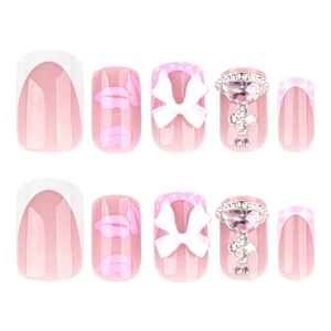 Faux ongles roses avec French manucure blanche, motifs lèvres et nœuds en relief