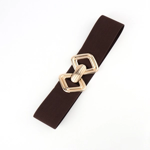 Détail de la boucle métallique dorée sur une ceinture élastique marron foncé pour femme
