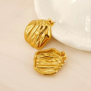 Irregular 18K gold-plated stainless steel stud earrings with shell-like wrinkled texture