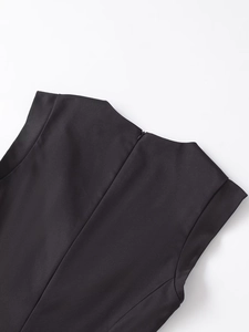 Détail du dos d'une barboteuse noire sans manches avec fermeture éclair invisible et encolure