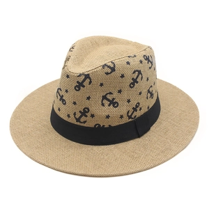 Détail du chapeau de paille fedora avec motif ancre et ruban noir pour les vacances