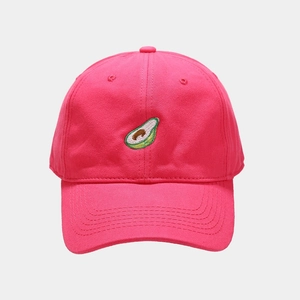 Dettaglio del cappellino da baseball in cotone rosa acceso con ricamo di avocado sul davanti