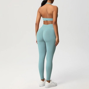 Dettaglio completo yoga celeste con reggiseno sportivo aperto sulla schiena e leggings