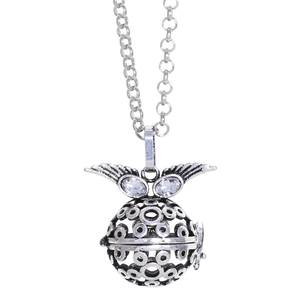 Collier médaillon vintage argenté avec sphère creuse, ailes et cristaux clairs