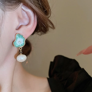 Boucles d'oreilles nénuphar perle vintage avec émail vert et accents de diamant