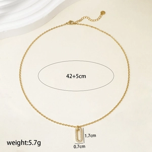 Gros plan du collier pendentif ovale doré avec strass pavés étincelants