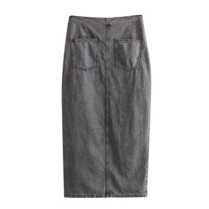 Completo gonna midi in denim con gonna lunga grigia e tasche posteriori su sfondo bianco