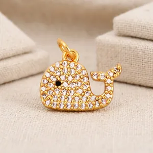 Détail du pendentif baleine plaqué or avec oxydes de zirconium et dimensions précises