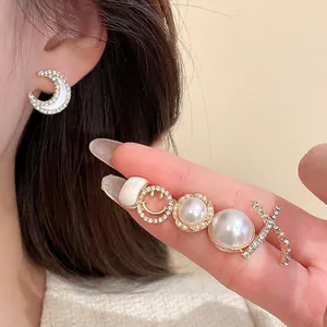 Elegantes Set aus goldenen Perlenohrringen mit funkelnden Strasssteinen für Damen