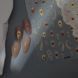Autocollants d'ongles adhésifs avec cœurs rouges et étoiles dorées sur pierre chic