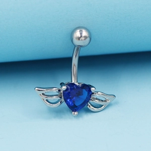 Gros plan d'un piercing de nombril en argent avec cœur bleu et ailes d'ange