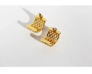 Détail de boucles d'oreilles en maille creuse plaquées or avec motif coeur en émail