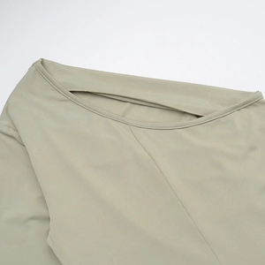 Detailaufnahme des asymmetrischen Ausschnitts und Cut-outs am olivgrünen Kleid