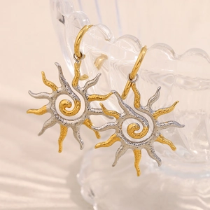 Boucles d'oreilles soleil en acier inoxydable plaqué or 18 carats au design bicolore