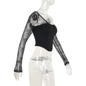 Vue détaillée du corset noir avec manches en dentelle transparente et structure baleinée
