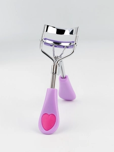 Detail view of the wide-angle stainless steel eyelash curler with purple silicone pad
