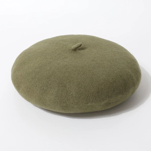 Klassieke olijfgroene wollen vilten baret gefotografeerd vanuit een studiohoek